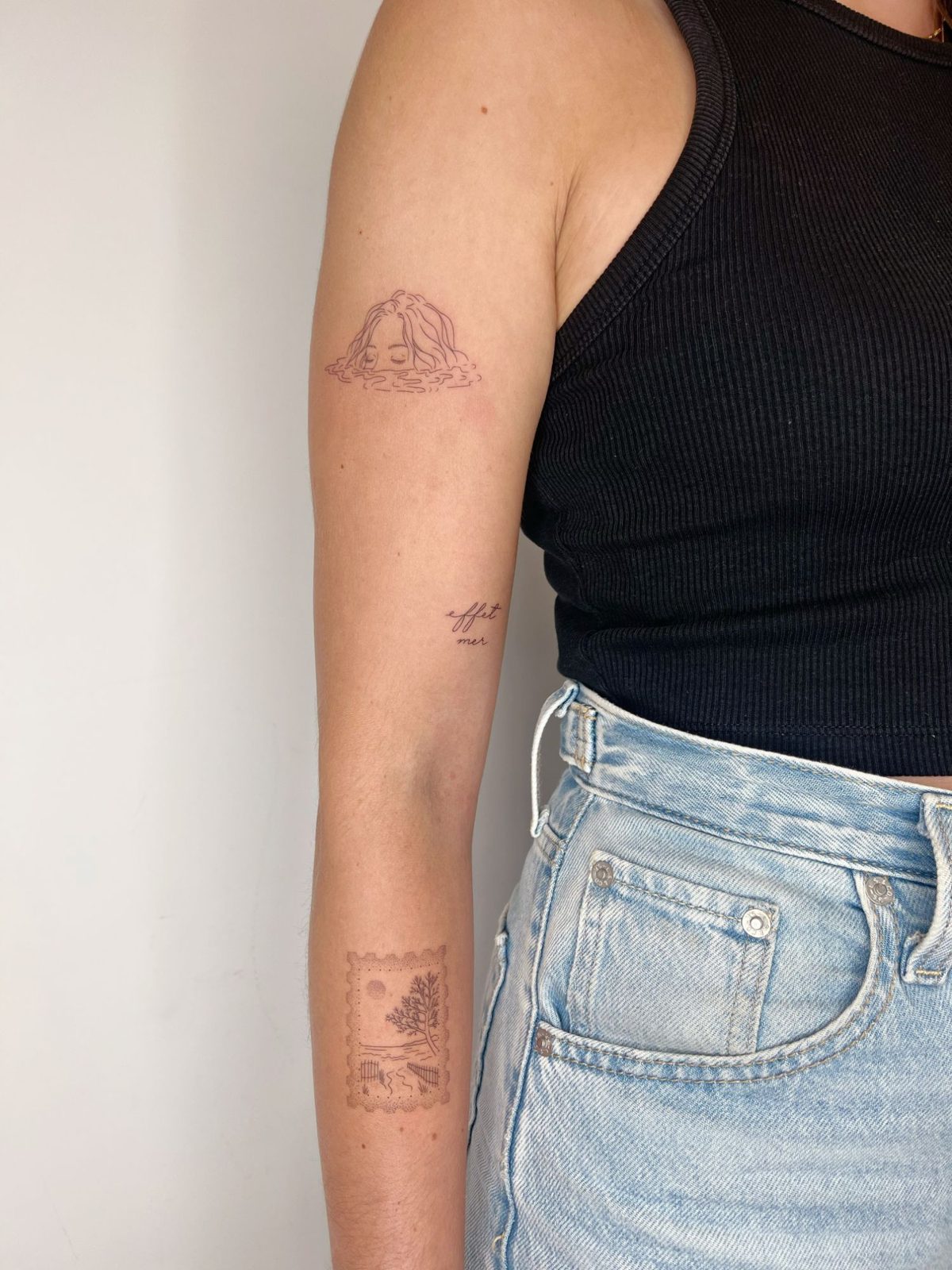 Trois tatouages sur un bras : visage dans l'eau, « effet mer », timbre en dot work