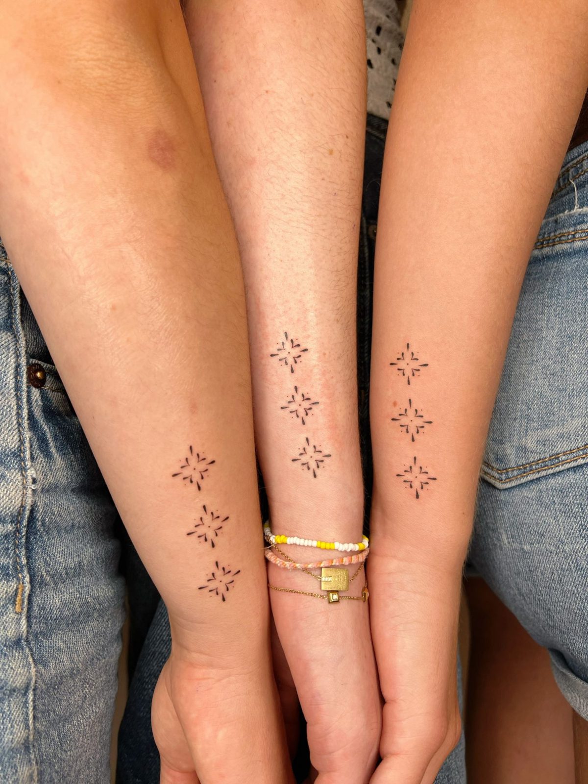 Tatouage matching : trois motifs ornementaux sur trois avant-bras